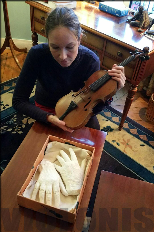 EVA SLONGO songeuse devant les mains de GRAPPELLI