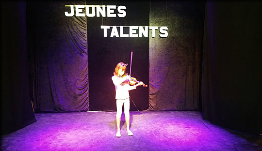 Horetense gasteuil élève du Centre Stépahane Grappelli répète un concert jeunes Talents