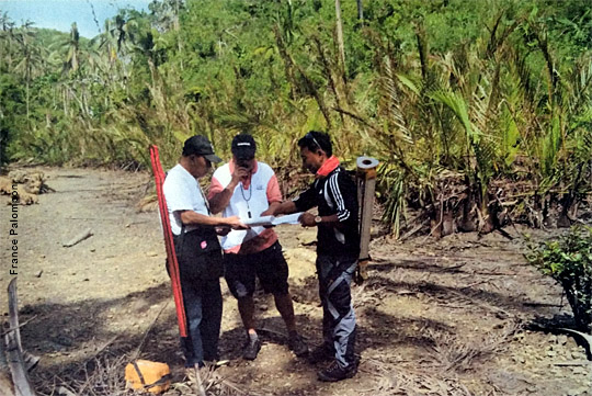 techniciens de la mairie de Palompon sur le lieu