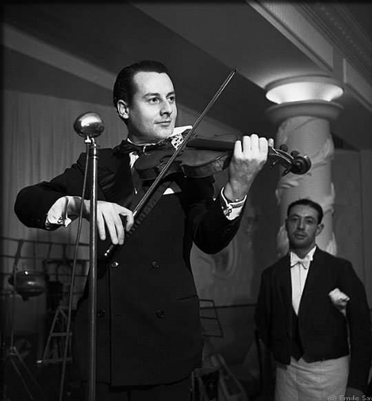 Grappelli  jeune jouant de vant un micro avant un concert