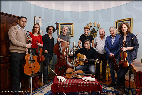 Jacques Gay avec les musiciens du tournage du film sur Grappelli autour de Didier Lockwood, JF Viret, J. Oldenhove