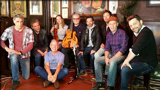 Jacques Gay avec les musiciens du Film sur Grappelli au Lapin Agile autour de martin Taylor