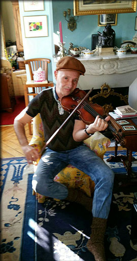 Jacques GAY jouant sur le fauteuil de Stéphane Grappelli
