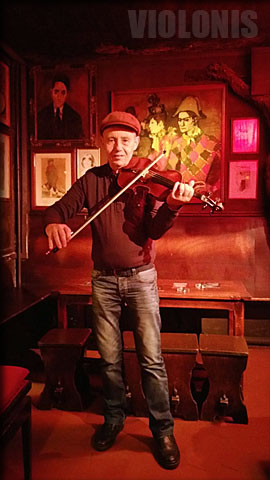 Jacques Gay jouant au Lapin Agile pendnat le repérage avnat tournage du film sur S.Grappelli
