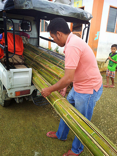 déchargement des rouleaux de bambous a tambis