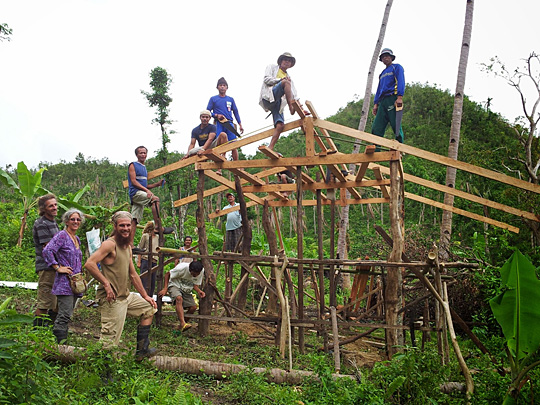 construction de la charpente d'une maison à Tambis