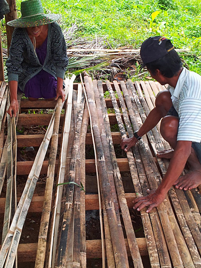pose de lattes de bambous en guise de plancher