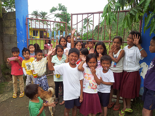 enfants de Tambis devant le portail de leur école