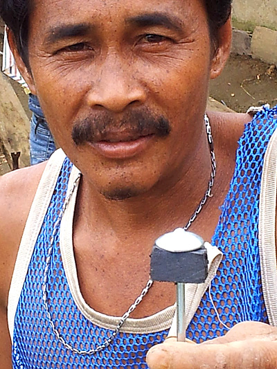 clou parapluie de fixation des toles des toitures a Tambis et Palompon