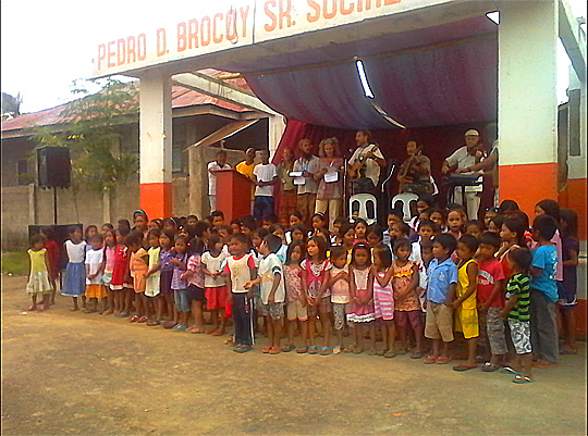 Hymne de Tambis avec les enfan,ts du village