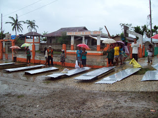 distribution d'un série de toles a plusieurs familles de Tambis