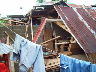 abri de fortune a Tambis en attedant la construction de la maison